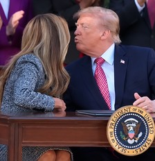 Sequência mostra Donald Trump cumprimentando a esposa e ela, aparentemente, 'se esquivando' do cumprimento Foto: Reprodução / Aaron Rupar via X