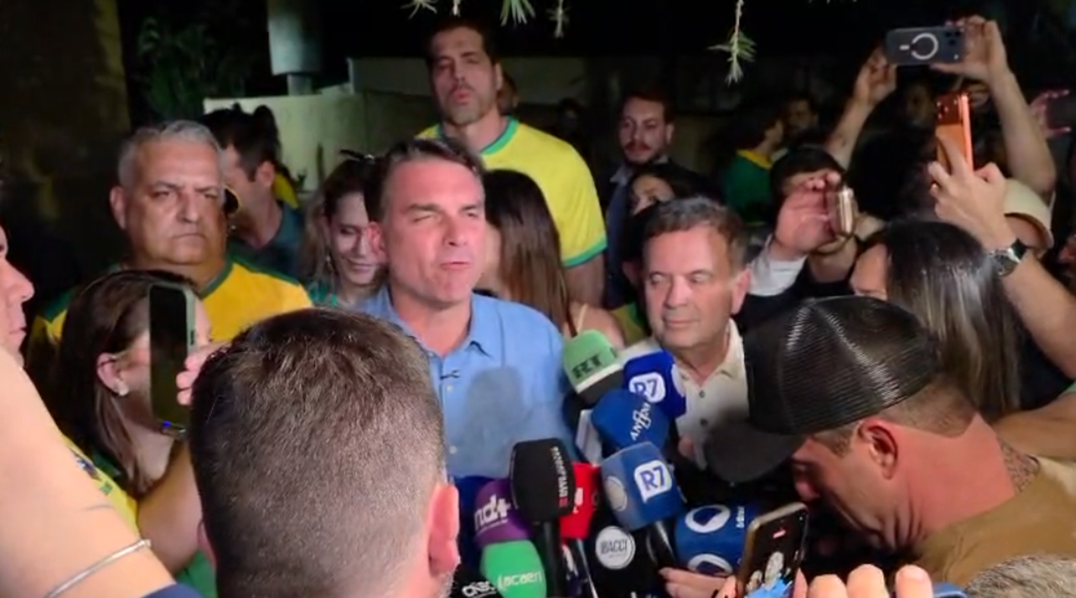 Entrevista de Flávio Bolsonaro (PL) após o resultado do 1º turno