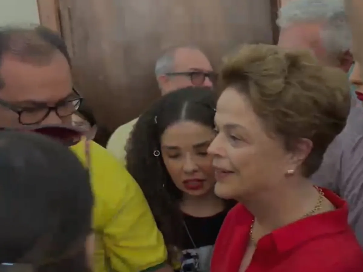 Voto de Dilma em BH tem aplausos, vaias e empurra-empurra