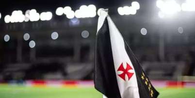 Foto: Bandeirinha de escanteio do Vasco ( Divulga&ccedil;&atilde;o/Vasco) / G&aacute;vea News