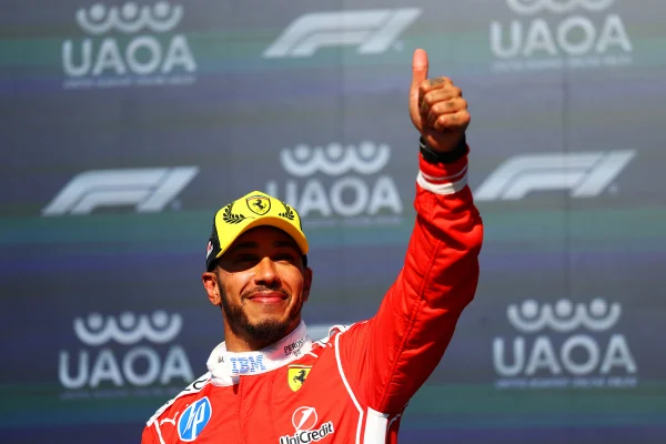 F1: Lewis Hamilton critica cautela de pilotos jovens em corridas na chuva - destaque galeria