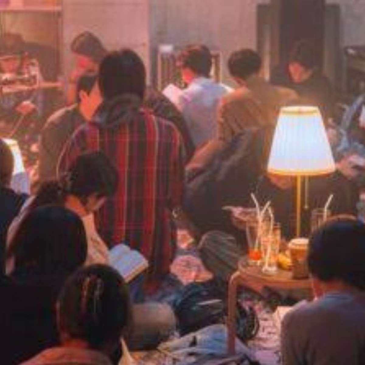 Conheça a balada do Japão que se transforma em lounge de leitura