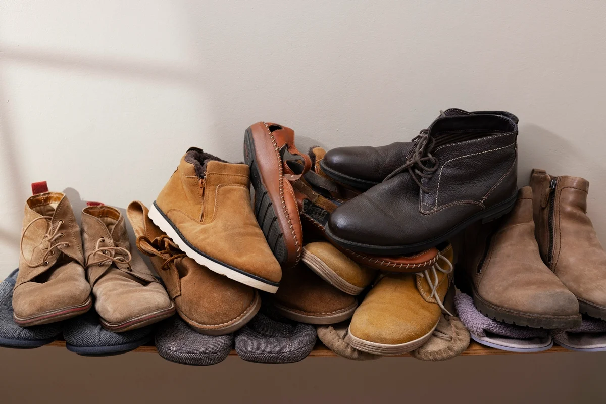 Sapatos empilhados. Metrópoles