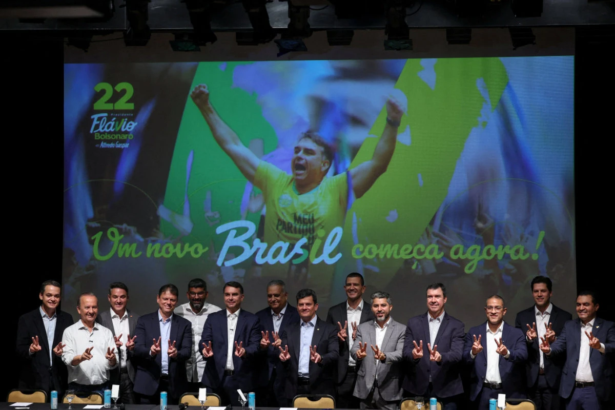 O terceiro colocado nas eleições no Brasil endossa Flavio Bolsonaro para as eleições de turno contra Lula