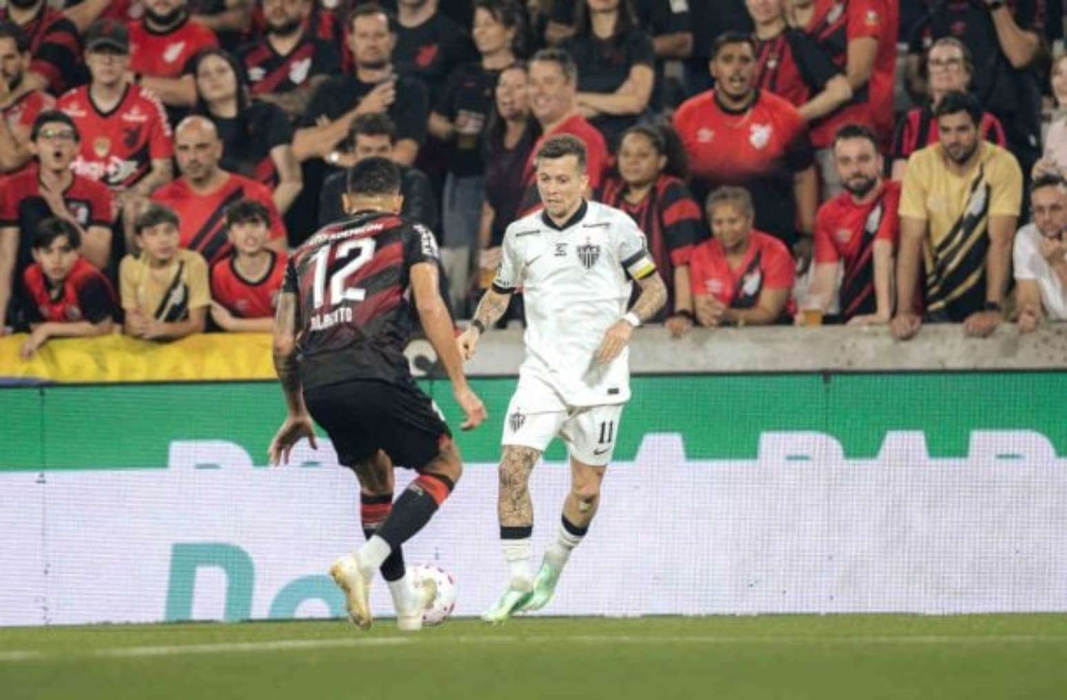 Fred prepara o passe para um companheiro do Galo. Mas o zagueiro Ter&aacute;n est&aacute; de olho nele.