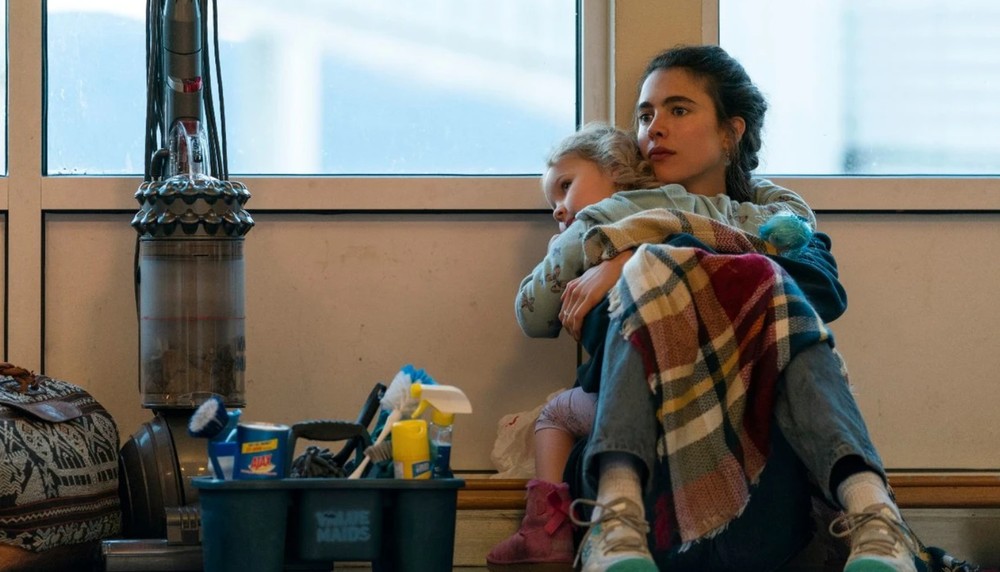 Em Maid a história gira em torno de uma jovem mãe que precisa reconstruir a própria vida — Foto: Divulgação/Netflix