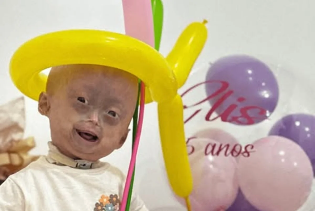 Mãe de Elis, influencer mirim com síndrome rara, lamenta a morte. Veja