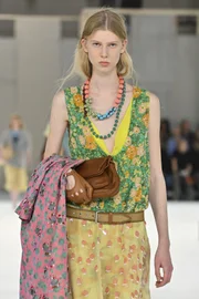Imagem da matéria: Acessórios maximalistas são aposta do Paris Fashion Week
