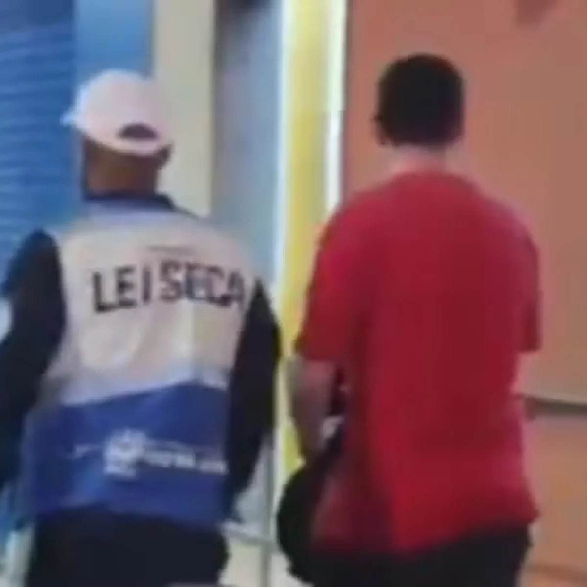 RJ: homem tenta engolir carteira funcional em abordagem policial