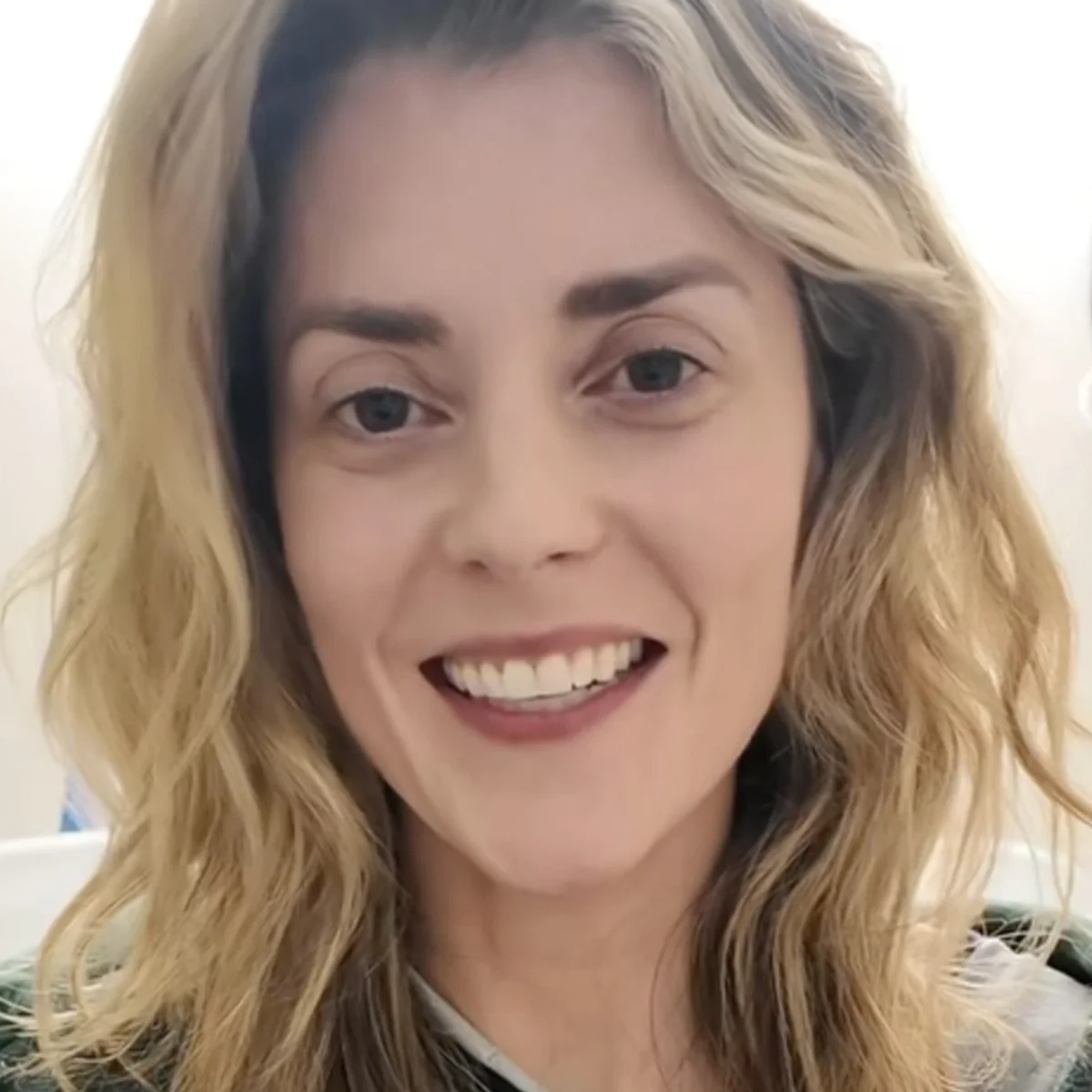 Youtuber revela tumores cerebrais 3 anos após luta contra câncer de mama