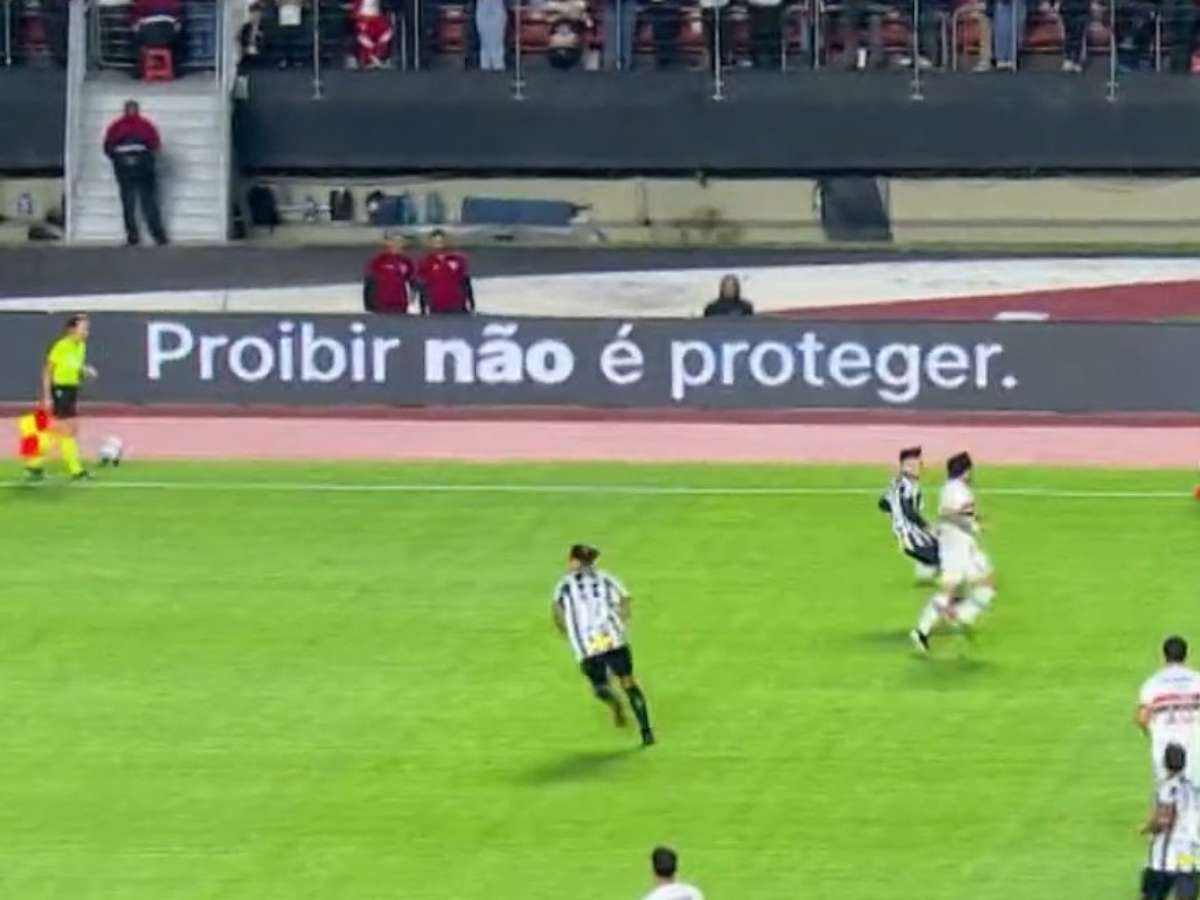 Placas de publicidade no jogo em São Paulo x Santos exibem protesto contra proibição das bets