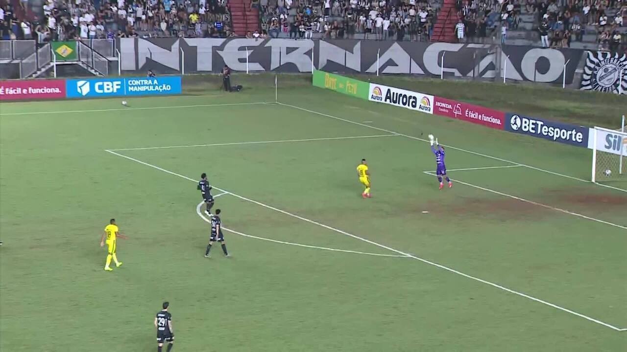 Falha bizarra de goleiro impede acesso antecipado na Série C; veja o vídeo