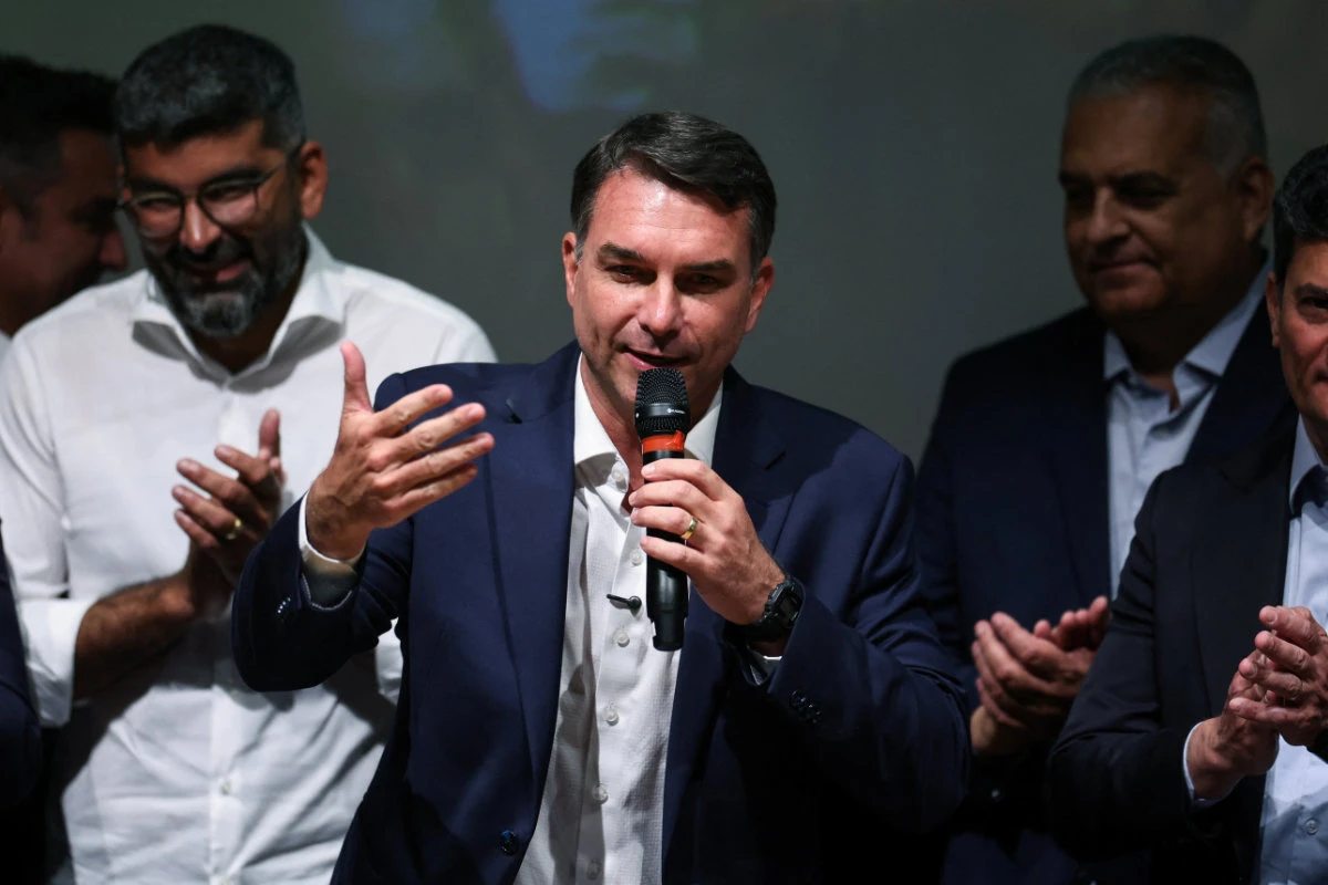 O terceiro colocado nas eleições no Brasil endossa Flavio Bolsonaro para as eleições de turno contra Lula