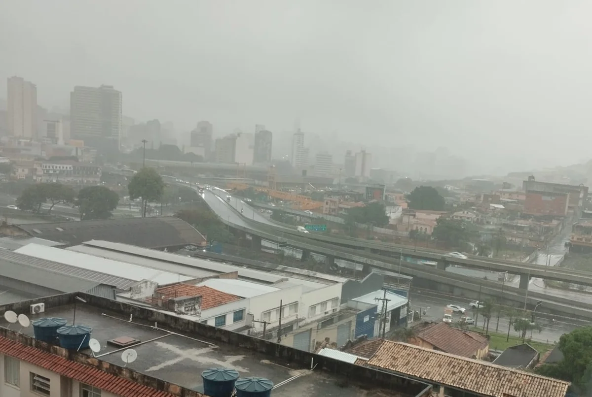 Imagem da matéria: MG tem 853 cidades em alerta para chuva forte e queda de granizo nesta 2ª