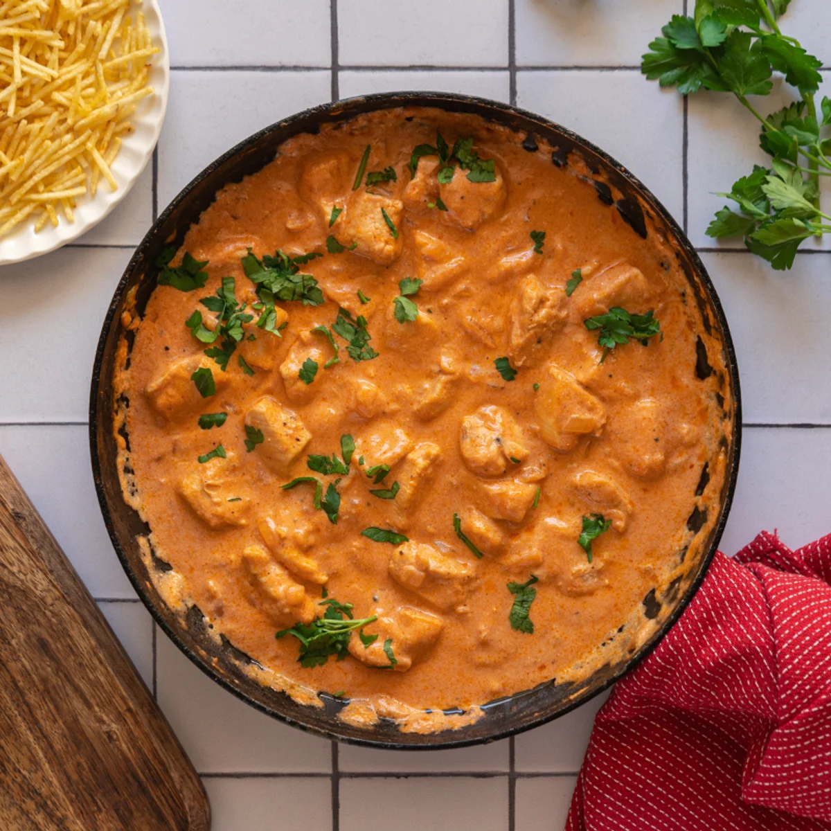 O segredo para preparar um estrogonofe de frango perfeito no almoço