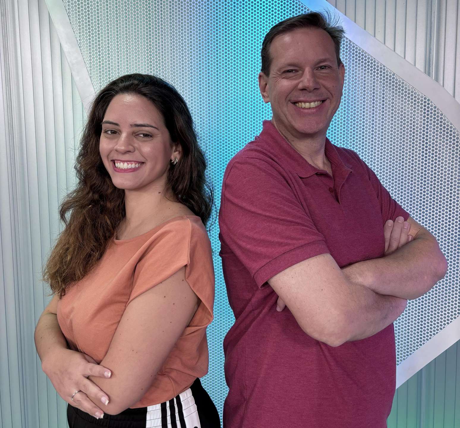 Jornalistas Paula Almeida e Diogo Pinheiro v&atilde;o apresentar a live do Terra no domingo, 4