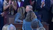 Melania Trump desvia de tentativa de beijo de Donald Trump em evento na Casa Branca