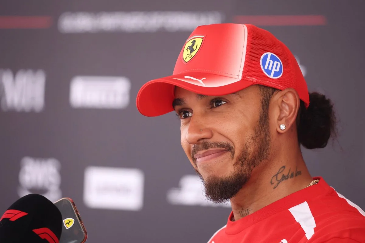 F1: Lewis Hamilton critica cautela de pilotos jovens em corridas na chuva
