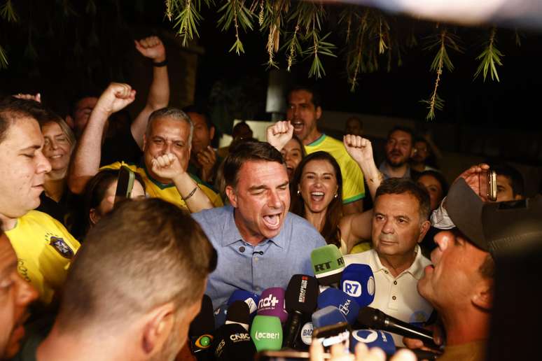 Manter eleitorado motivado e confronto direto com Lula: os desafios de Flávio Bolsonaro no 2º turno