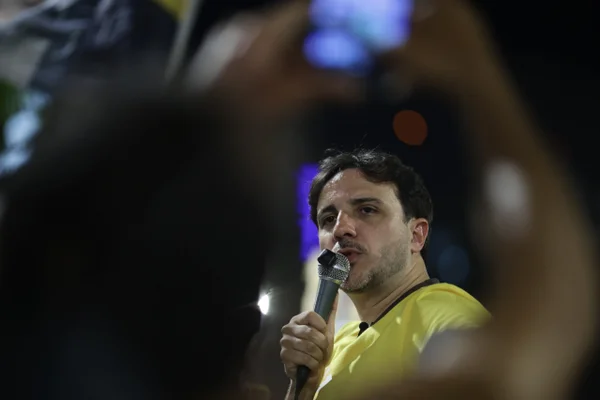 Renan Santos diz que continuará usando Bete Balanço após repúdio de Frejat