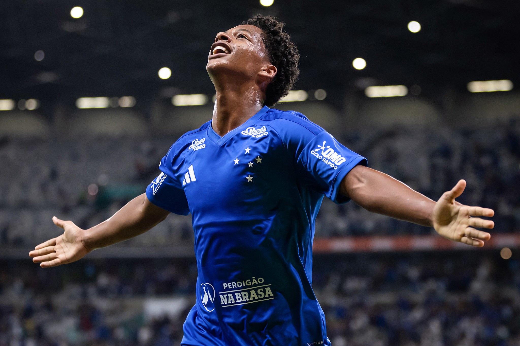 Análise: Cruzeiro constrói vitória segura com escolhas de Artur Jorge e finca o pé na briga pelo G-4