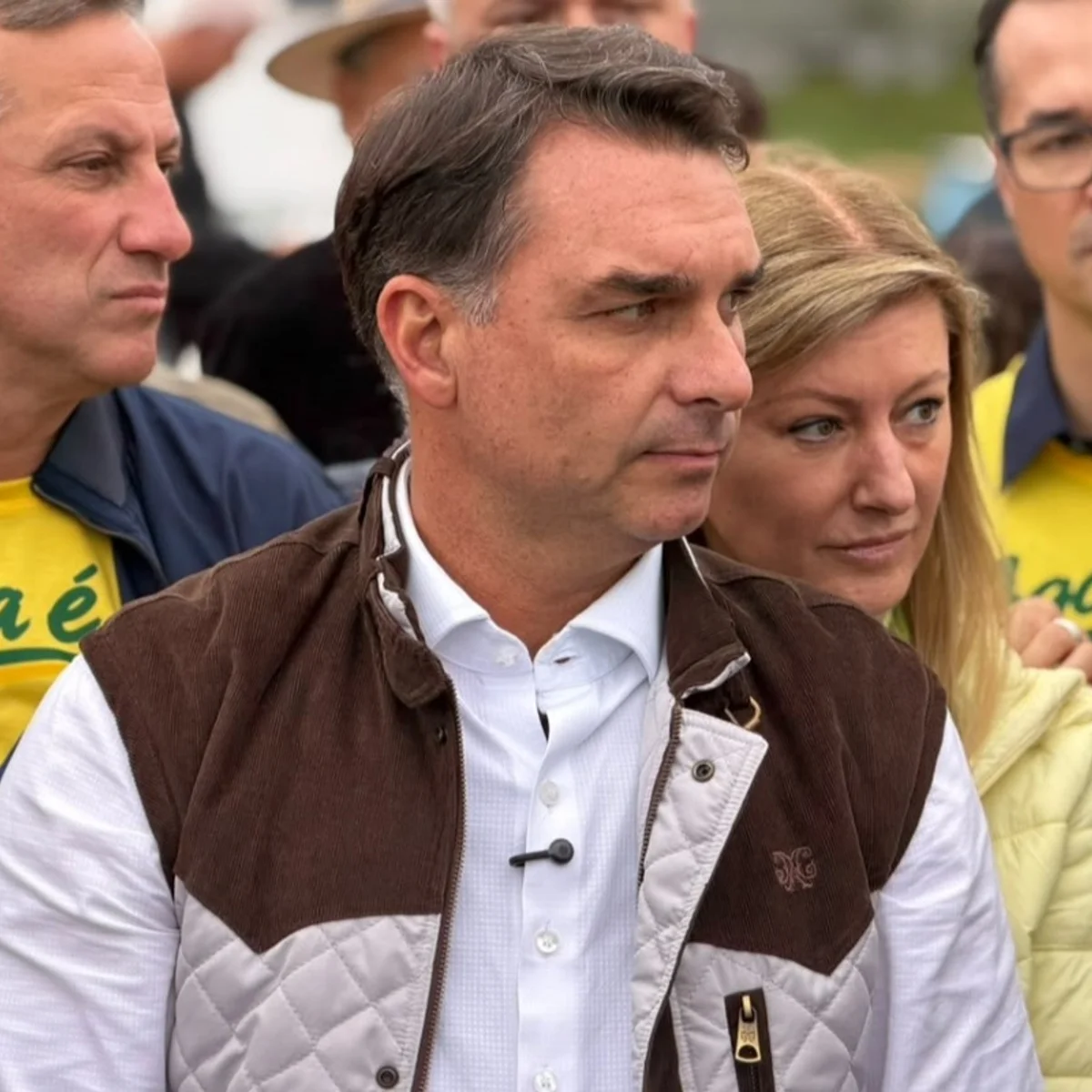 Flávio passa quase 4h sem registrar presença, mas vota pelo fim da 6x1