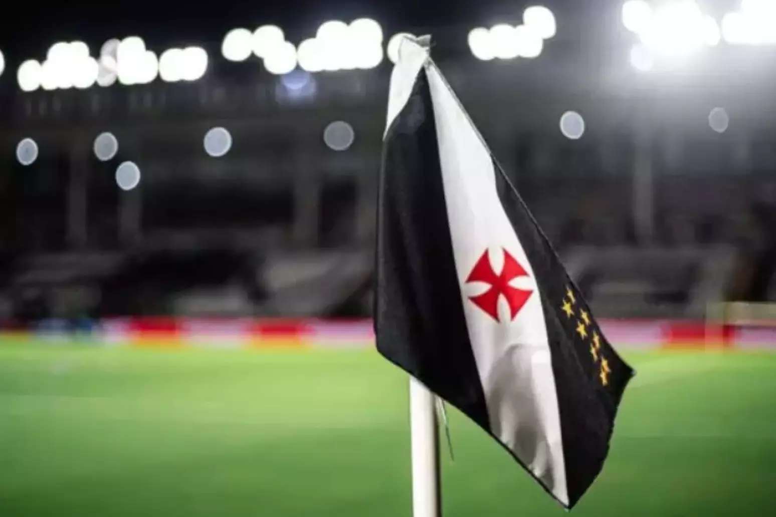 Foto: Bandeirinha de escanteio do Vasco ( Divulga&ccedil;&atilde;o/Vasco) / ( Divulga&ccedil;&atilde;o/Vasco)
