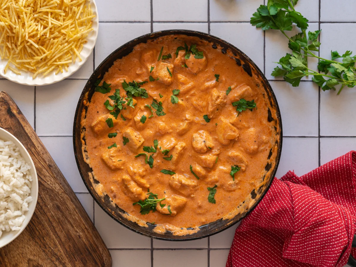 O segredo para preparar um estrogonofe de frango perfeito no almoço