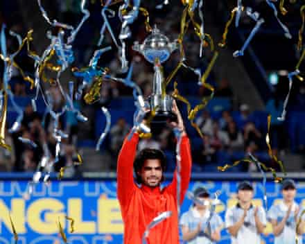 Djokovic encerra a seca de títulos com a vitória no China Open enquanto Alcaraz conquista glória no Japão