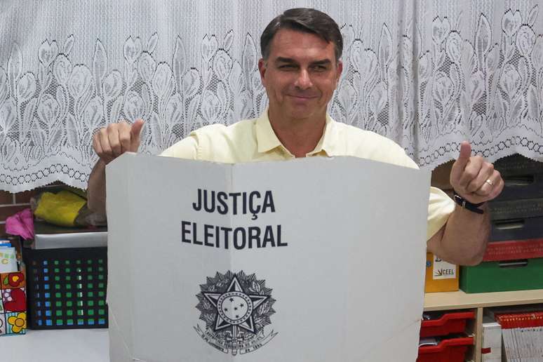 Tumulto, celebração e provocações de eleitores do PT: Flávio Bolsonaro vota em escola no RJ