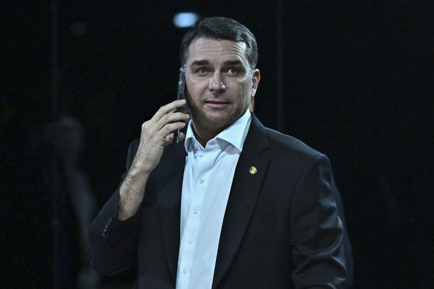 Flávio é intimado pela PF para entregar passaporte por determinação de Moraes